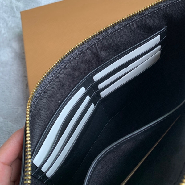 バーバリー財布着用イメージ